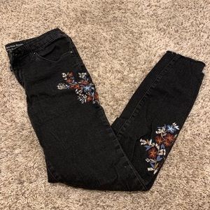 NEVER BEEN WORN • Mossimo Embroidered Denim